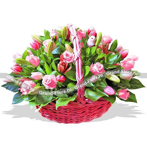 Красная шапочка - корзина из розовых роз и тюльпанов