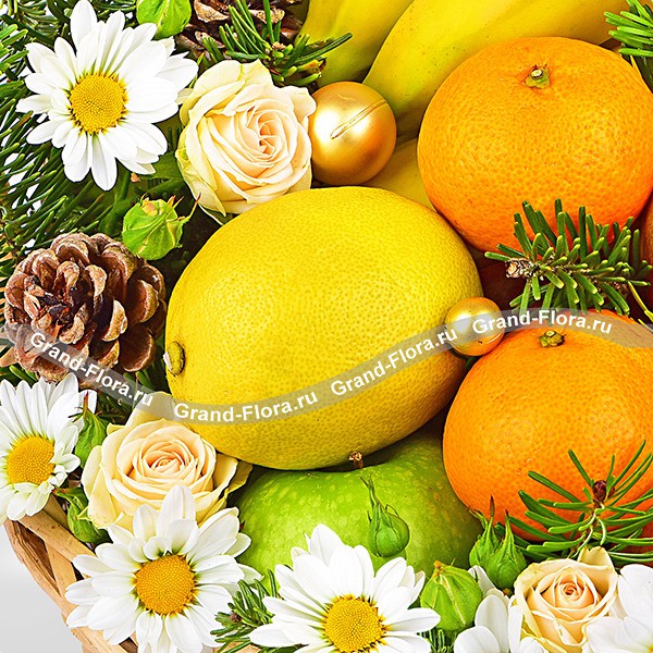 Фруктовый год - корзина с фруктами и новогодним декором
