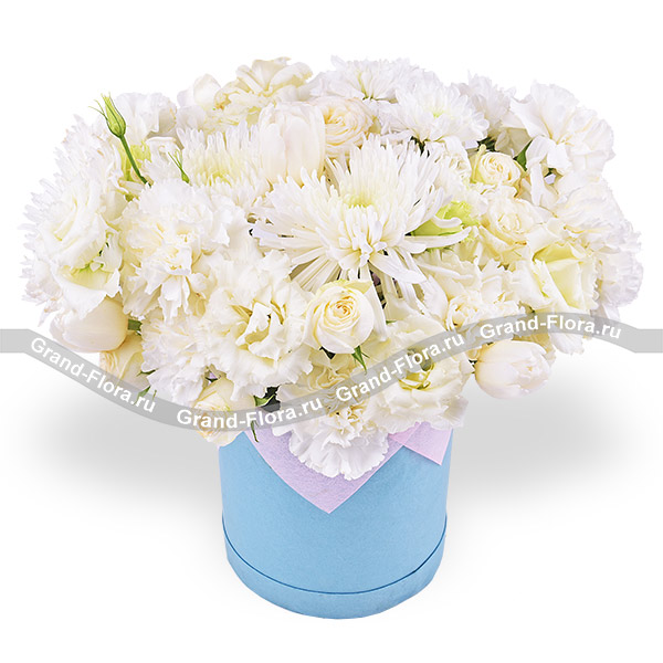 Крылья Купидона - коробка с белыми розами и хризантемами