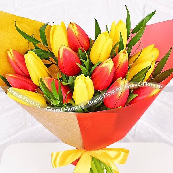 Яркий праздник - букет из желтых и оранжевых тюльпанов