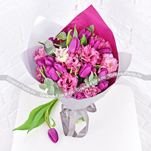 Весенняя серенада - букет из фиолетовых тюльпанов и розовой эустомы